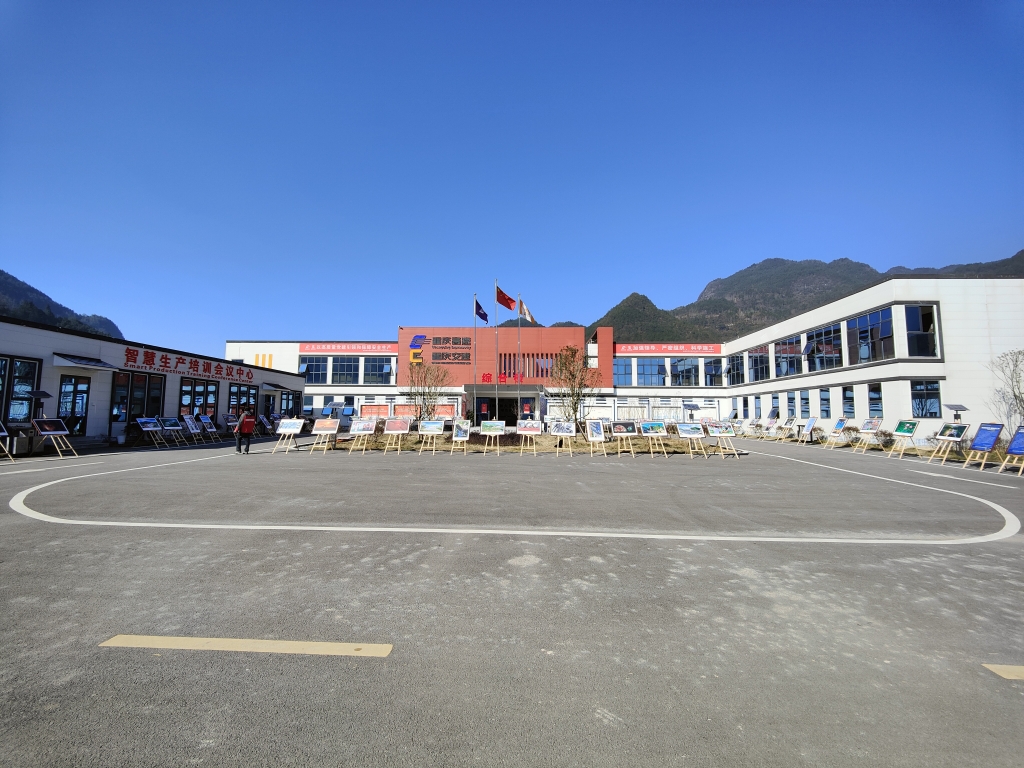 2022年11月14日，，，，重庆尊龙集团公路建设史上摄影展首次走进建设工地——巫云开公司组织“贯彻落实党的二十大精神 起劲开创巫云开建设新时势——巫云开尊龙集团摄影巡展”。。。。。。 (1)